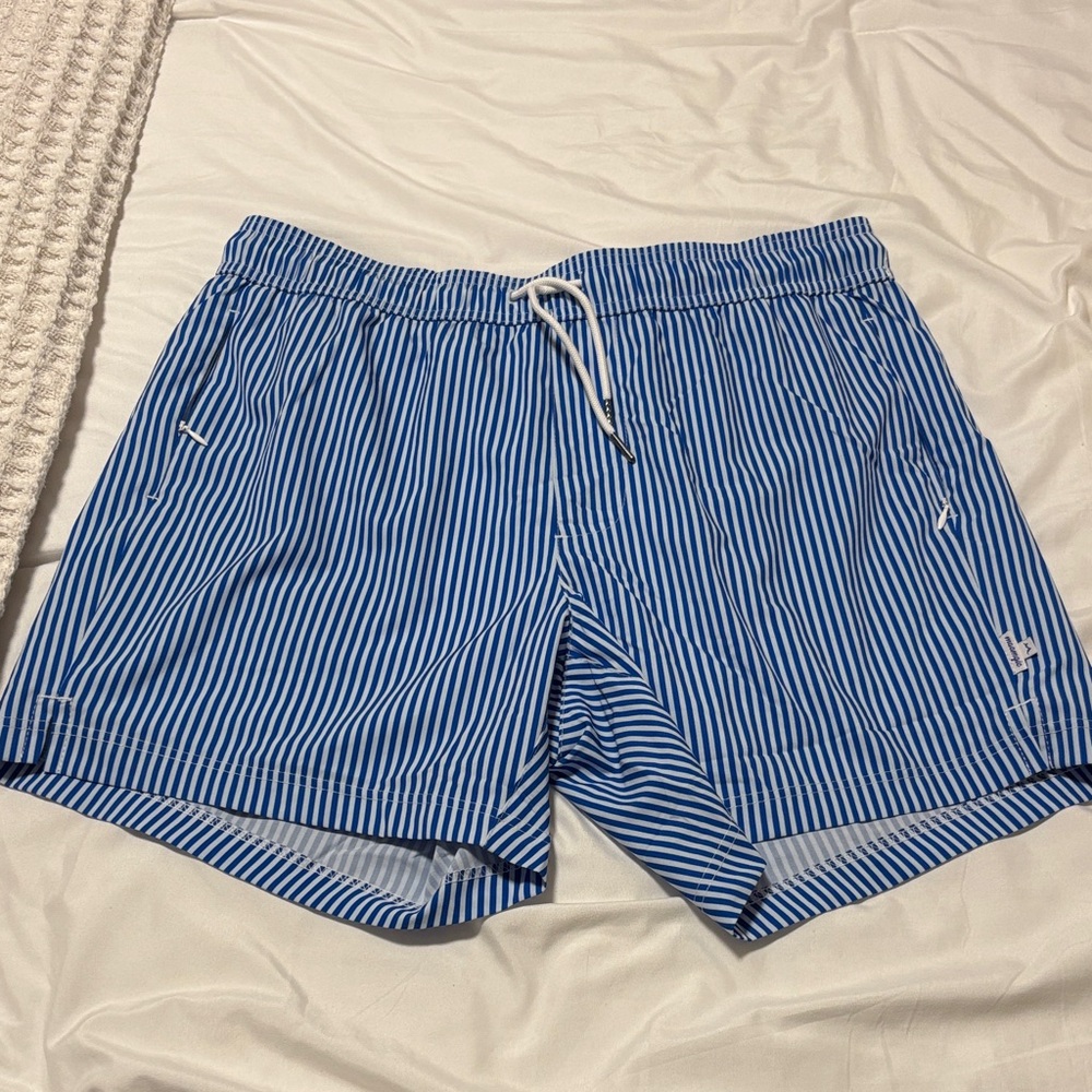 men’s swim trunks